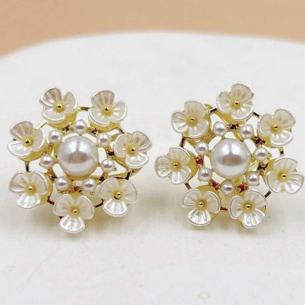 1 pair of elegant‎ pearl flower earrings